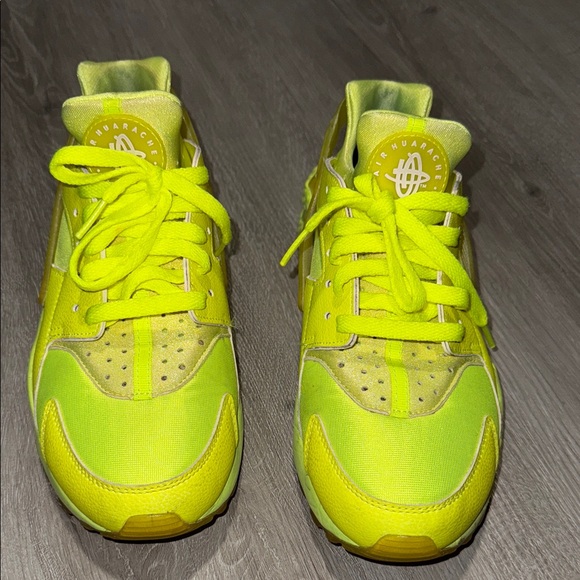 RARE Women’s Neon Yellow NIKE AIR HUARACHE ID 9.5 777331-994 - Picture 1 of 5